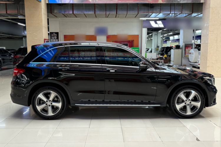 Used Mercedes-Benz GLC 2017 GLC 260 4MATIC Luxury Model Exterior 3