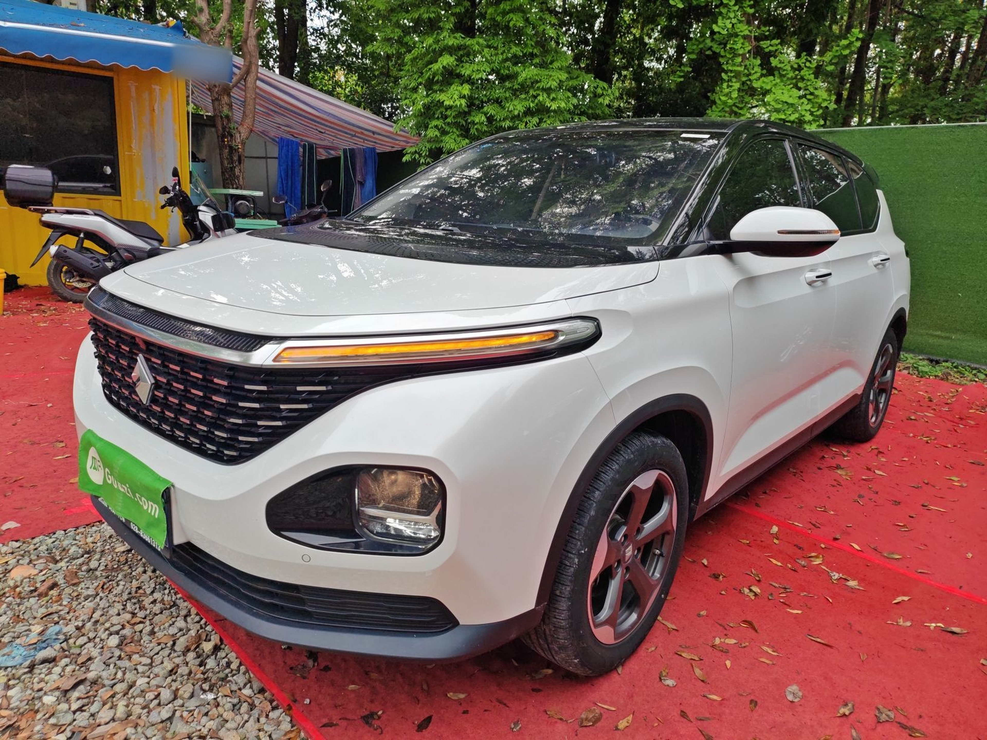 Под передней частью автомобиля