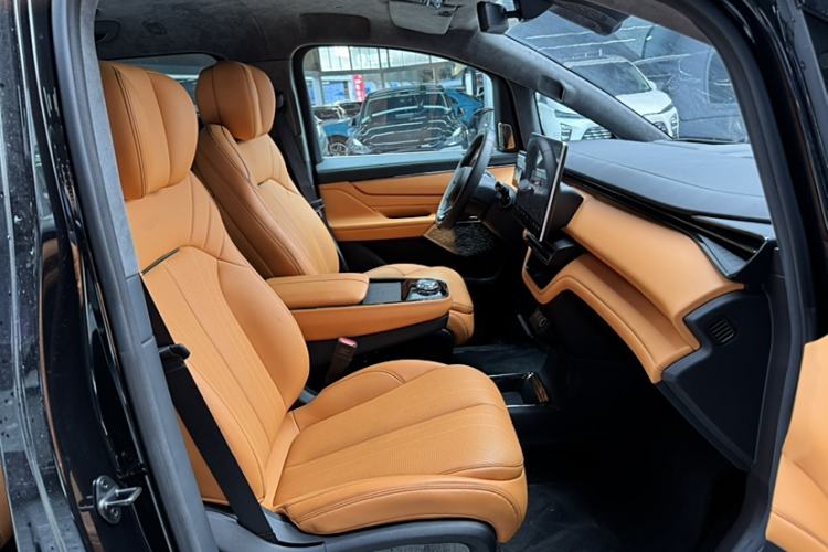 Used Geely Galaxy LEVC L380 2024 140-Degree 6-Seater All-Wheel-Drive Ultra