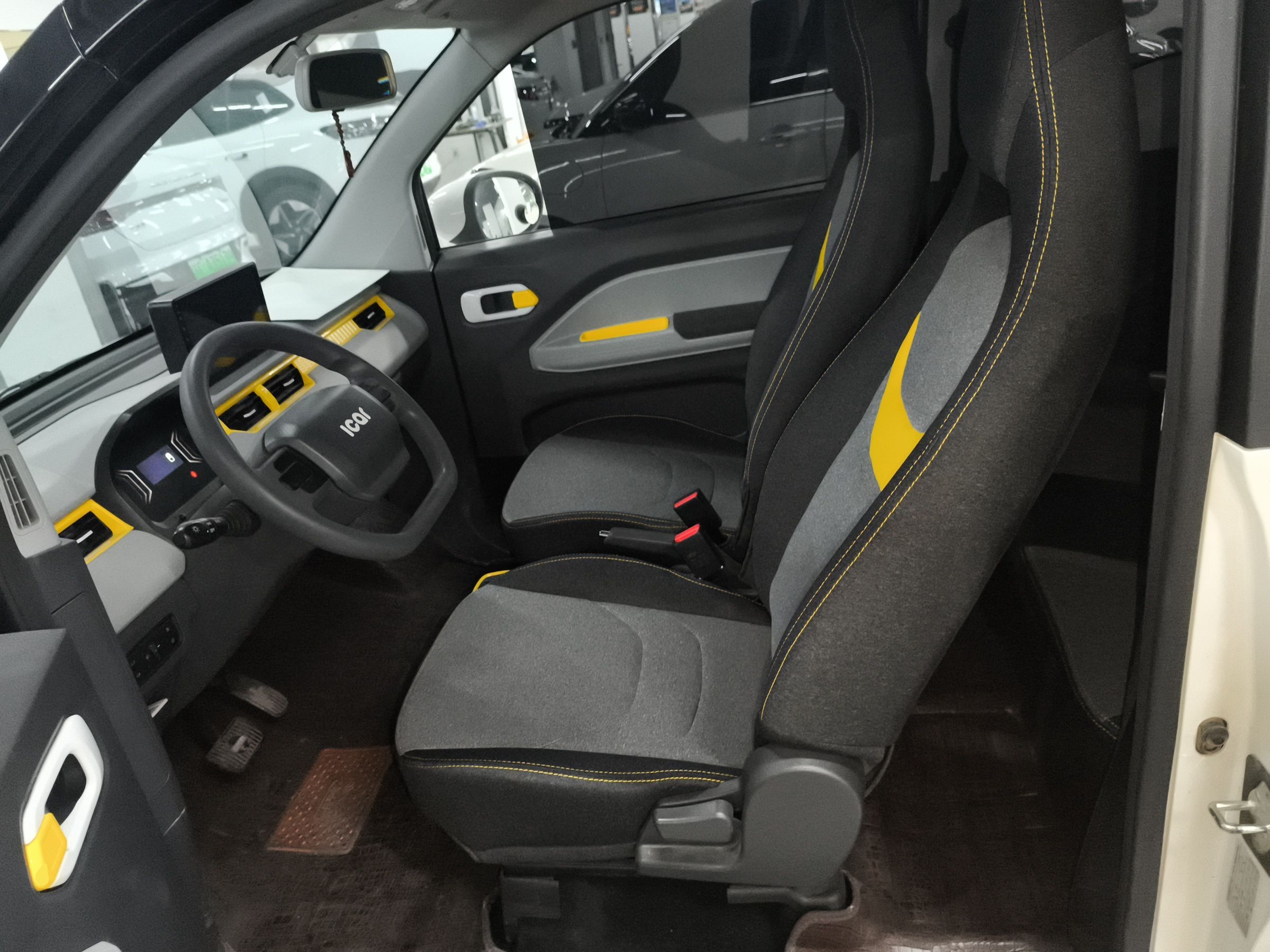 المقاعد الأمامية داخل السيارة