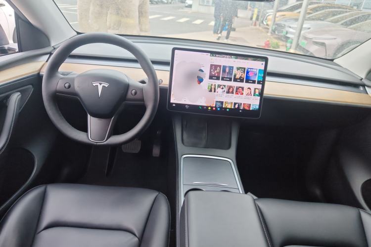 Used Tesla Model Y 2021 Long-Range All-Wheel-Drive Version Center Console