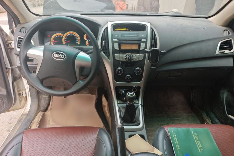 Used BYD F3 2015 Energy-Saving Edition 1.5L Manual Luxury Model Center Console
