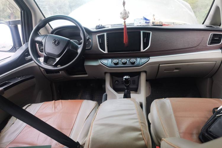 Used FORTHING Lingzhi 2019 M5L 2.0L 9-Seater Comfort Model Center Console