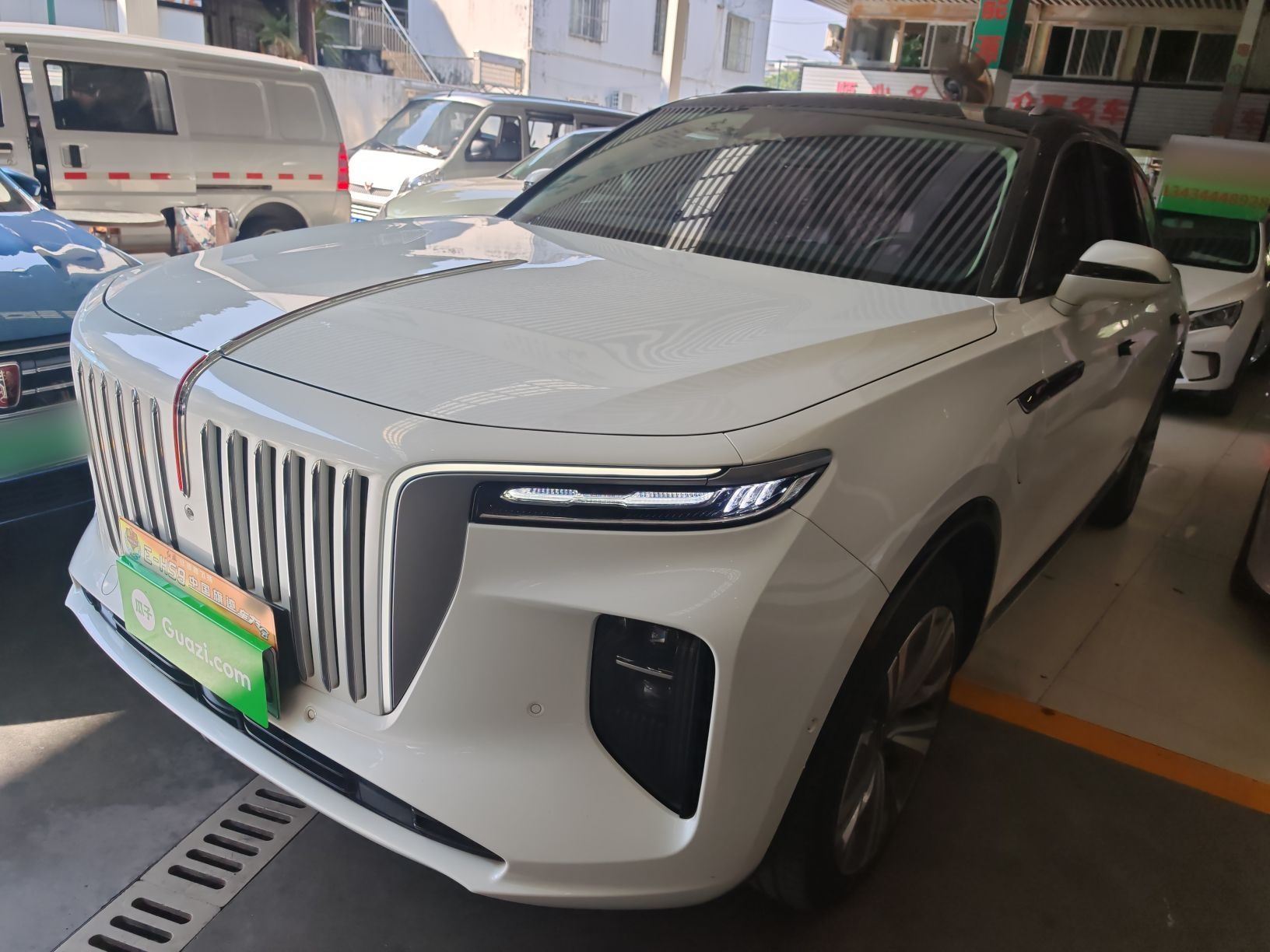 تحت مقدمة السيارة