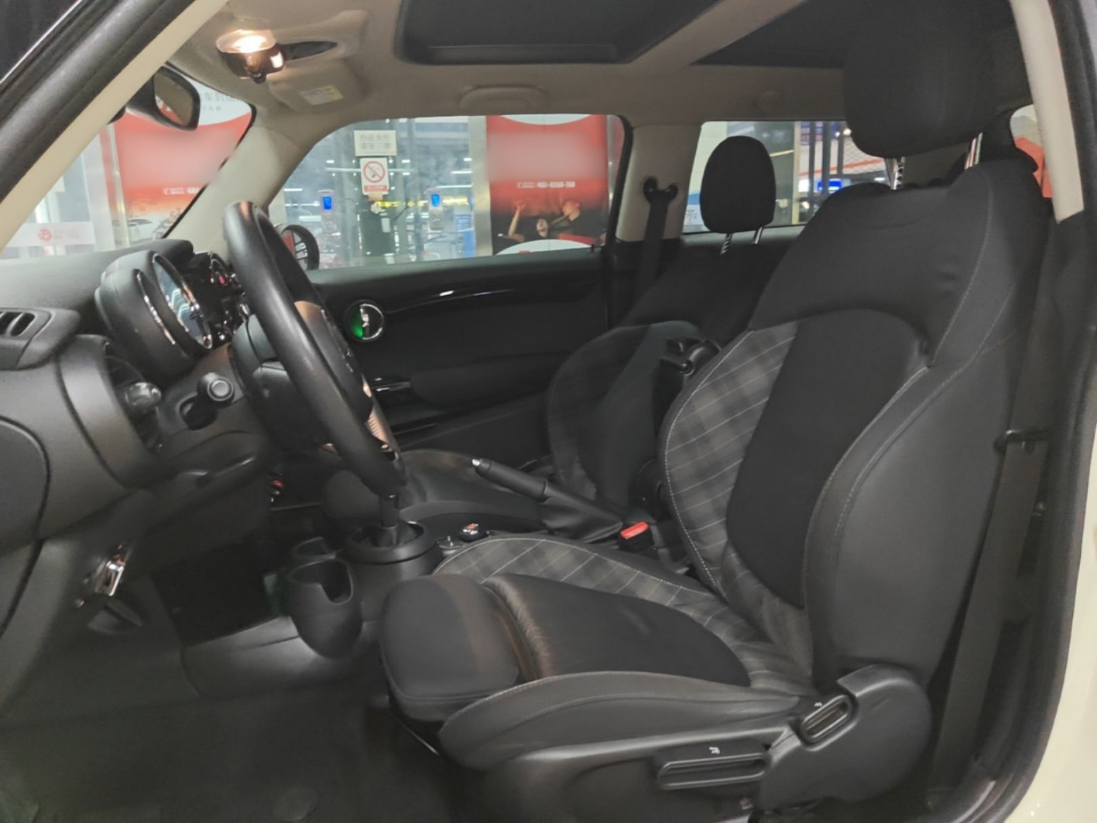 Vordere Reihe im Auto