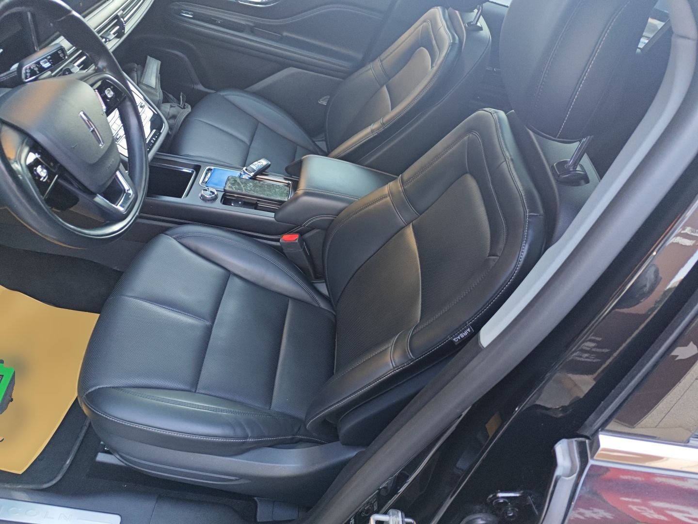 Переднее сиденье в автомобиле