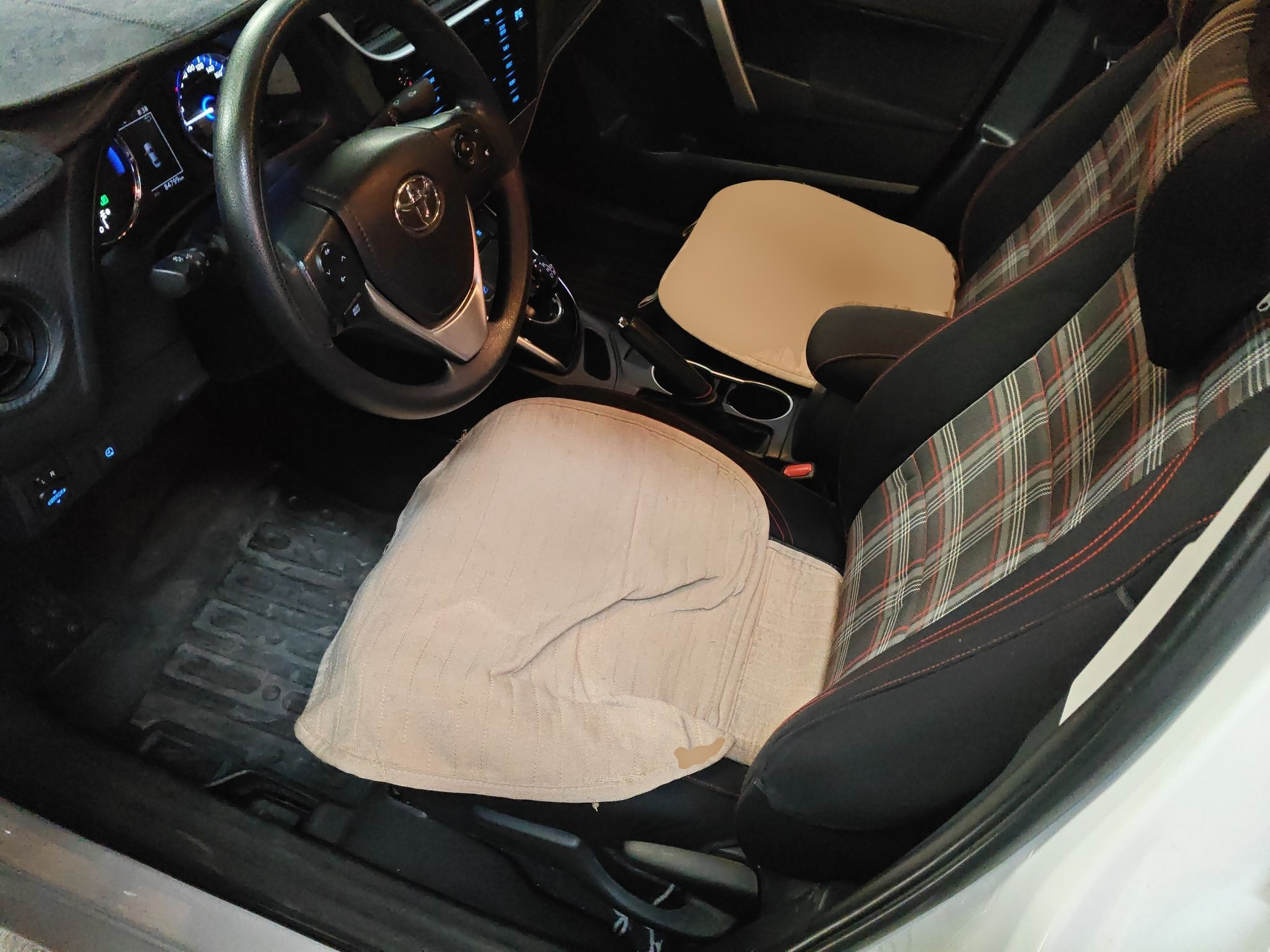 المقاعد الأمامية داخل السيارة