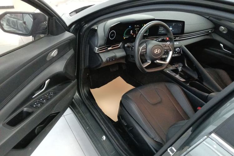 Used Hyundai Elantra 2023 1.5L CVT LUX Prestige Edition