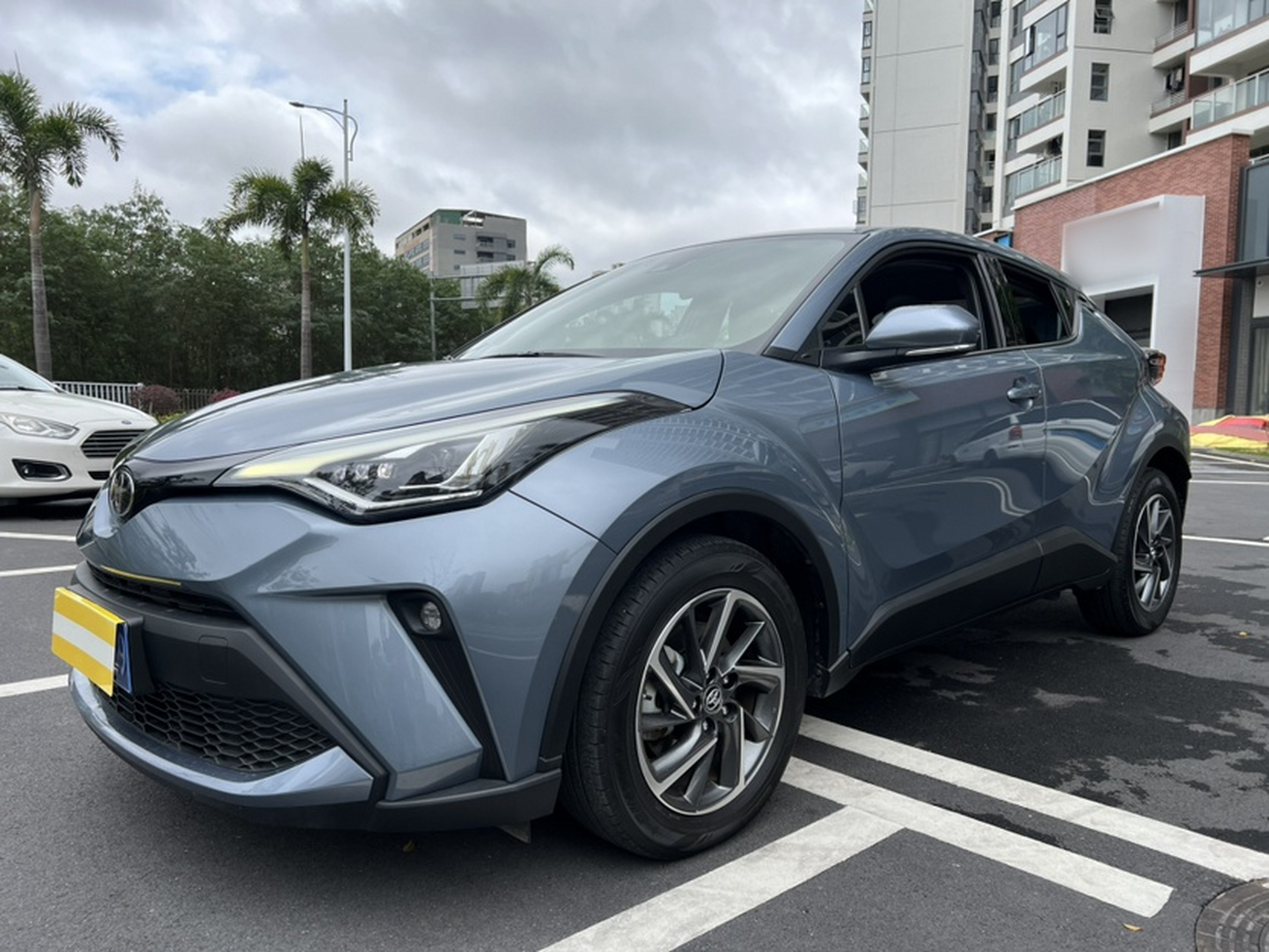 Под передней частью автомобиля