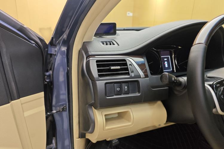 Used Toyota Camry 2015 Dual-Engine 2.5 HG Luxury Navigation Edition Interior 3