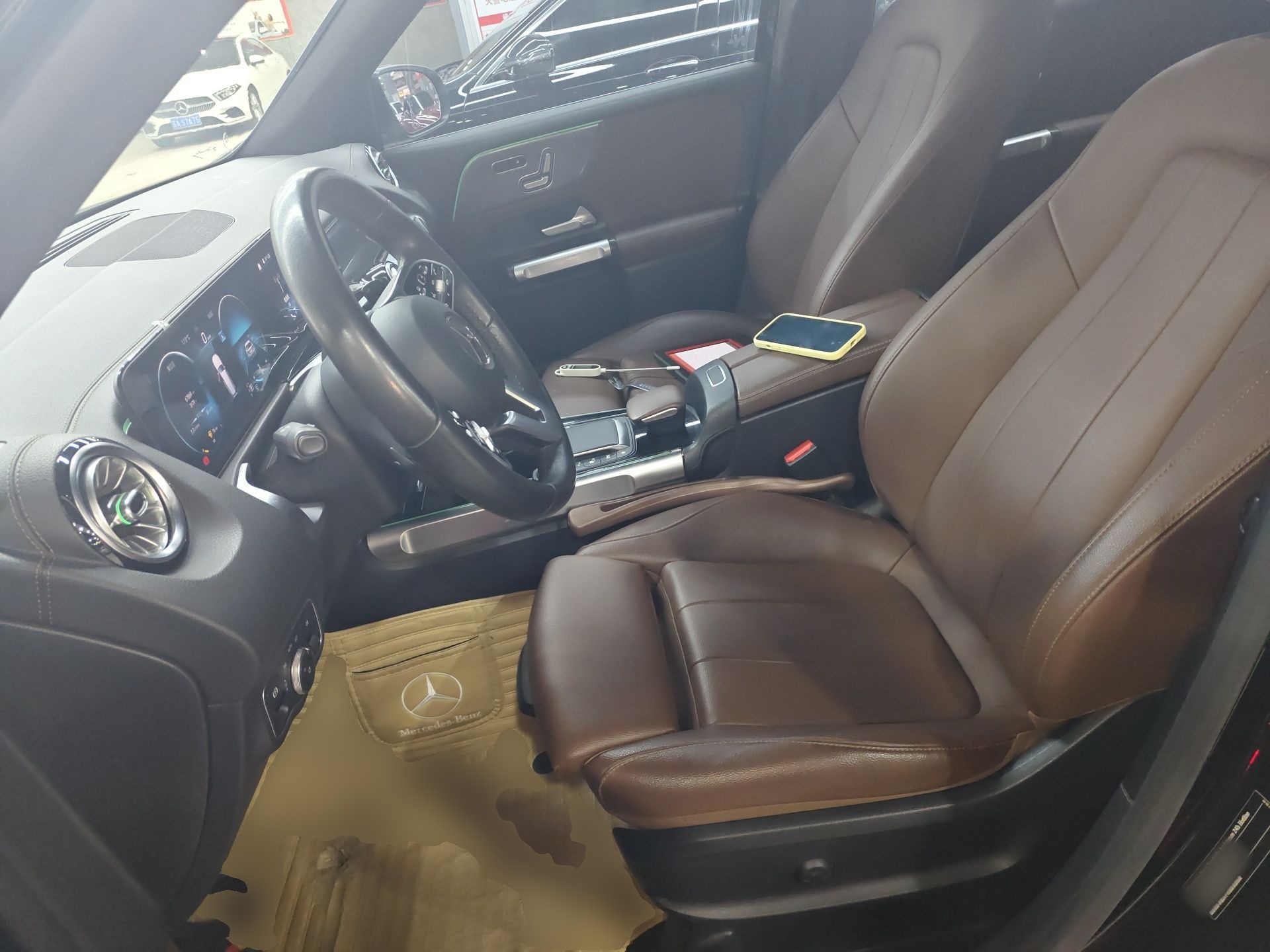 المقاعد الأمامية داخل السيارة