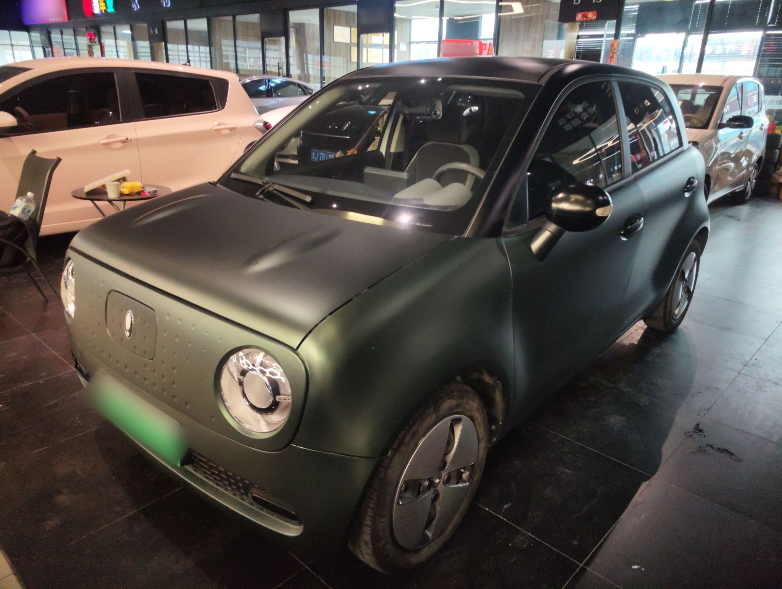 Под передней частью автомобиля