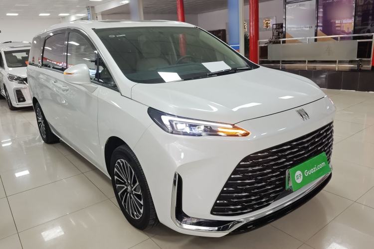 Used Buick GL8 New Energy 2025 Lushang First-Drive Edition 7-Seater Front Right 45 Deg