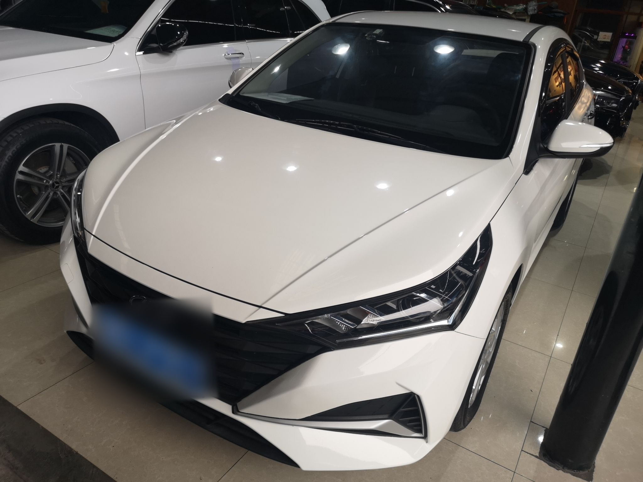 Под передней частью автомобиля