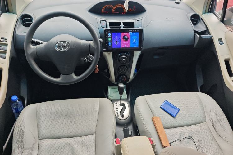 Used Toyota Yaris 2011 1.6E Automatic Charm Edition Center Console