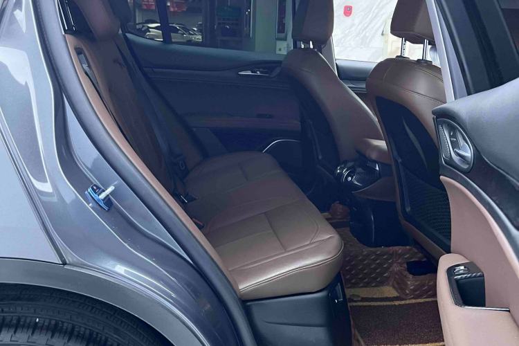 Used Alfa Romeo Stelvio 2017 2.0T 200HP Luxury Edition Interior 4