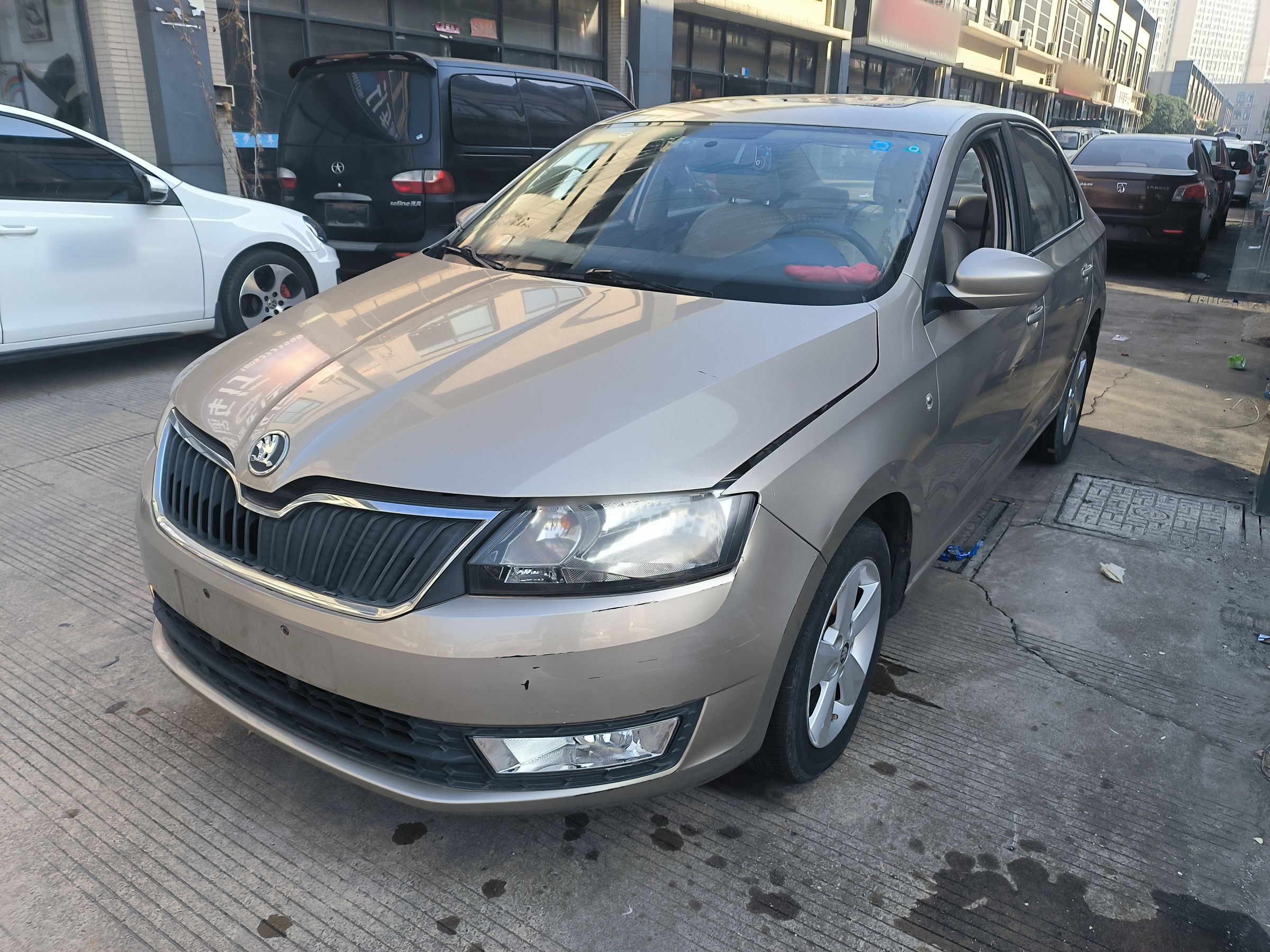 Под передней частью автомобиля