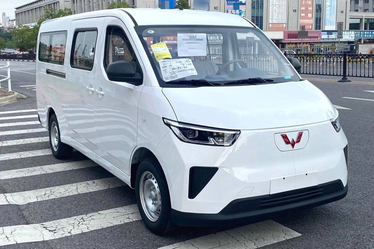 Used Wuling Yangguang 2024 300KM Comfort Version Passenger Van 75kW