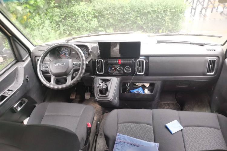 Used Iveco Daily 2023 2.5T A35M1 Short Wheelbase Mid-Height Single-Tire Side-Sliding Door 5–9 Seats