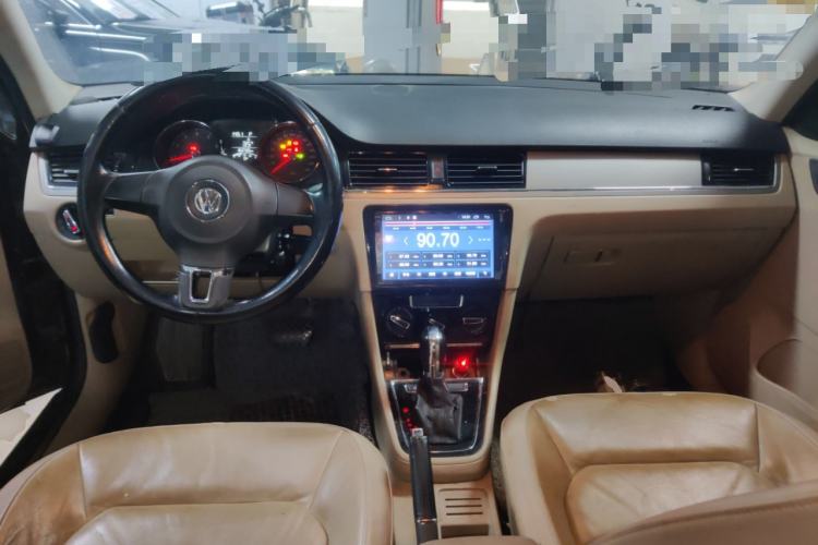 Used Volkswagen Bora 2013 1.6L Automatic Comfort Model Center Console