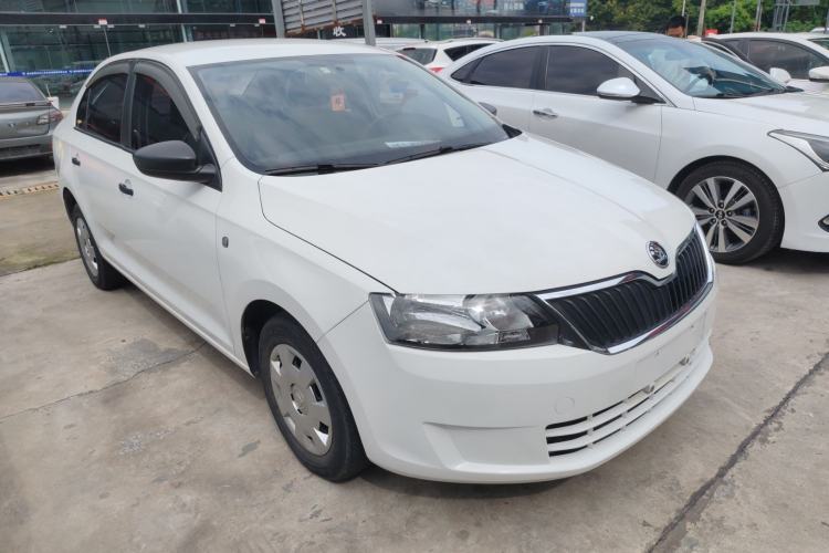 Used Skoda Rapid 2016 1.6L Manual Front-Wheel-Drive Version Front Right 45 Deg