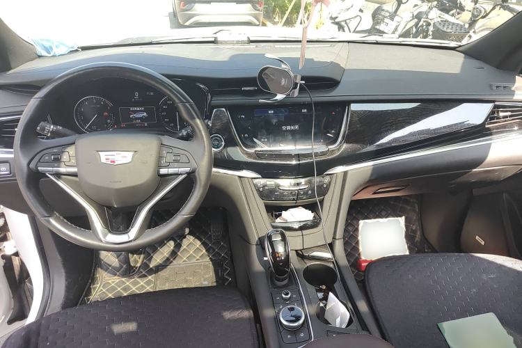 Used Cadillac XT6 2021 28T Six-Seater Four-Wheel-Drive Luxury Version Center Console