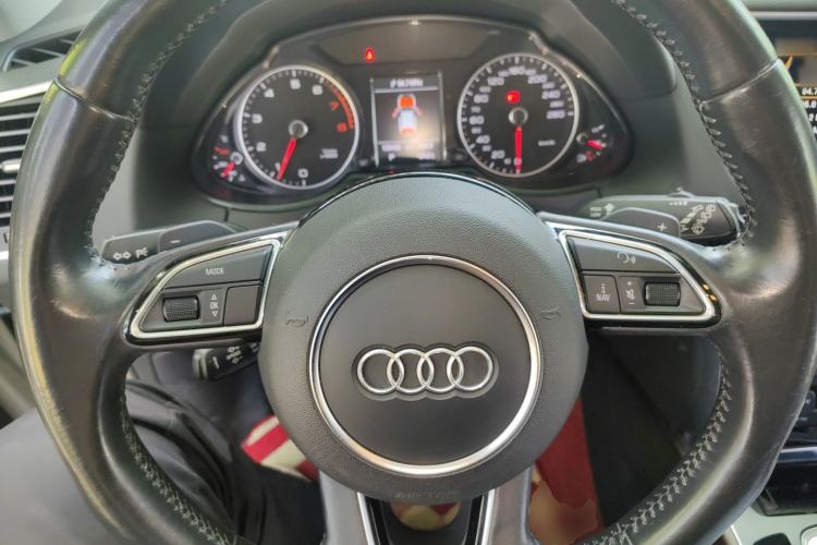 Used Audi Q5 2015 40 TFSI Comfort Model Steering Wheel