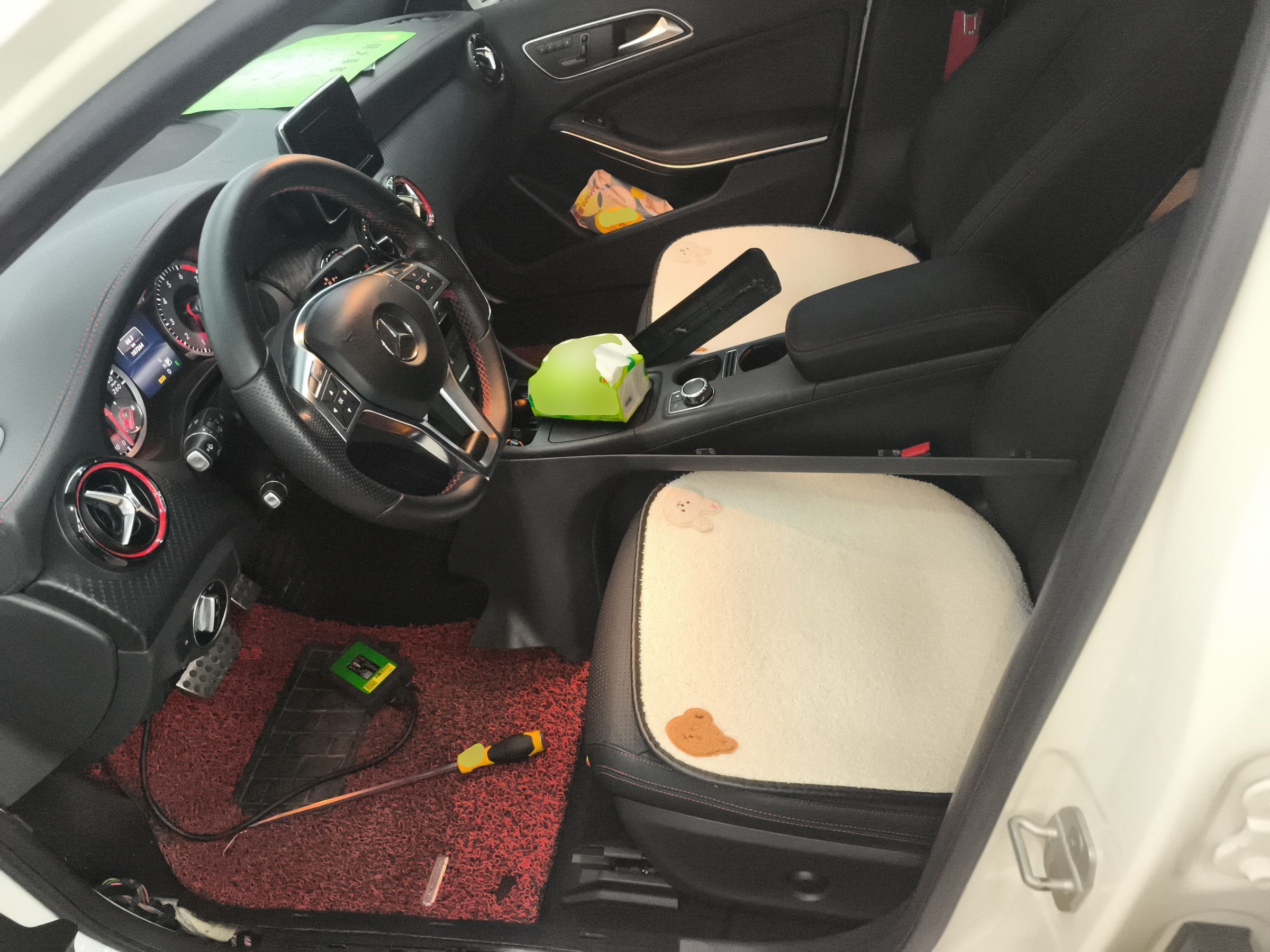 المقاعد الأمامية داخل السيارة