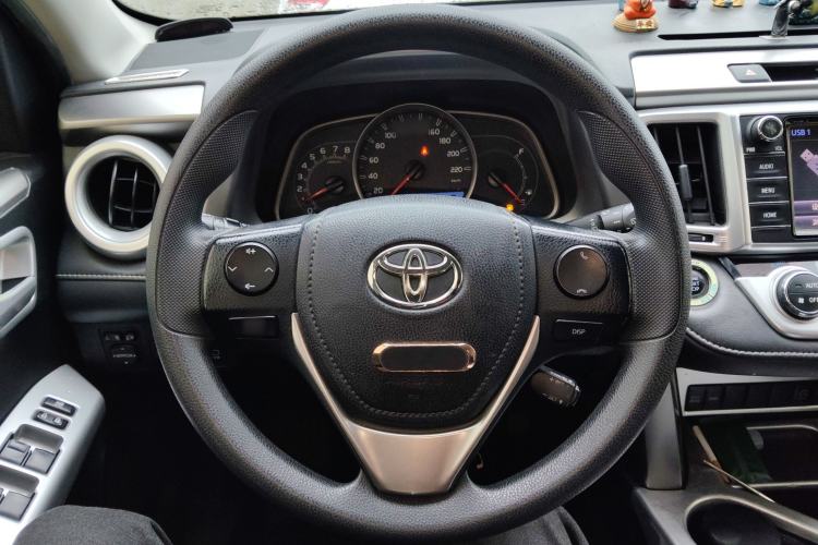 Used Toyota RAV4 2016 2.0L CVT Two-Wheel Drive Fashion Edition China V Standard Steering Wheel