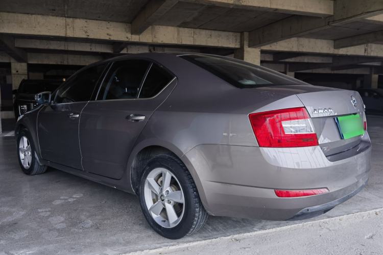 Used Skoda Octavia 2015 1.6L Automatic Yijie Edition Exterior 5