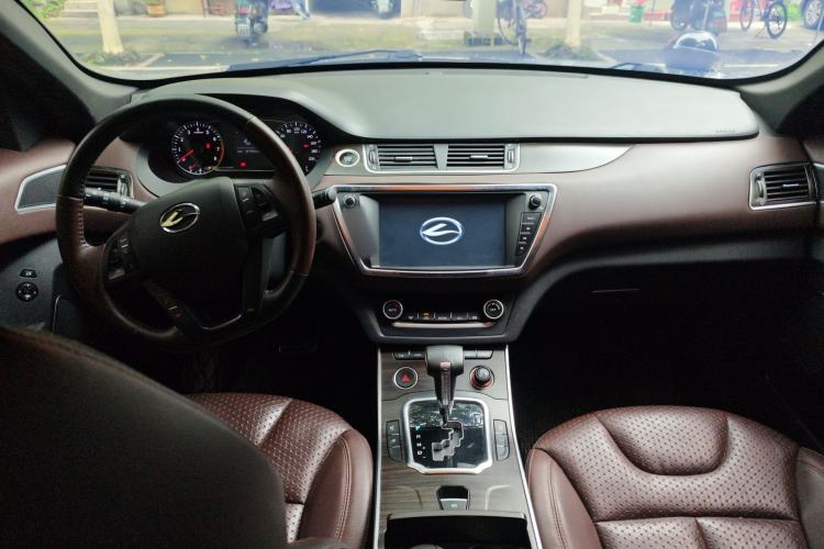 Used Land X7 2015 2.0T Panoramic Prestige Edition Center Console