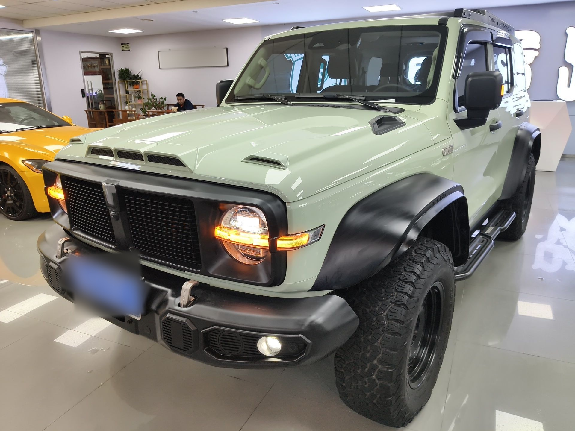 تحت مقدمة السيارة