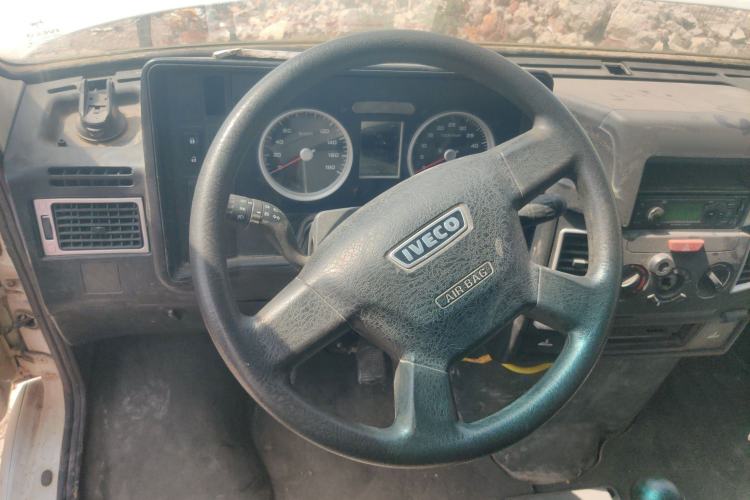 Used Iveco Daily 2020 2.5T A35 Passenger Van Single-Tire Mid-Roof Design 5-9 Seater with Sliding Side Door Meeting China VI Emission Standards
