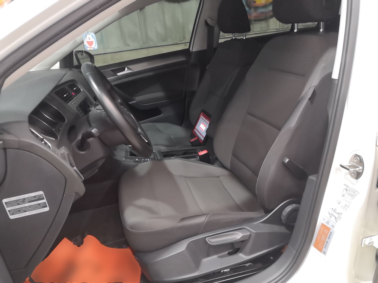 Переднее сиденье в автомобиле