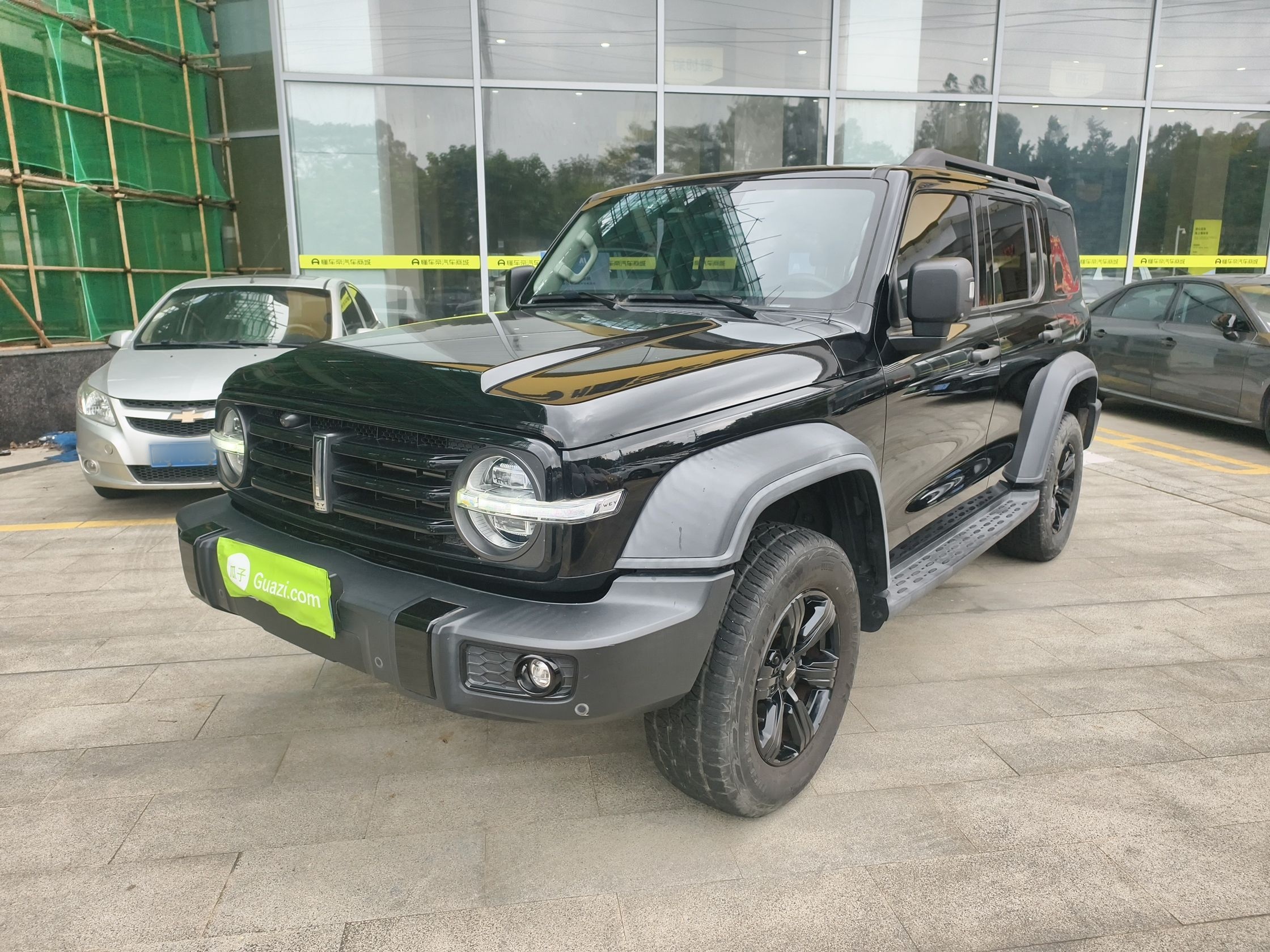 Под передней частью автомобиля