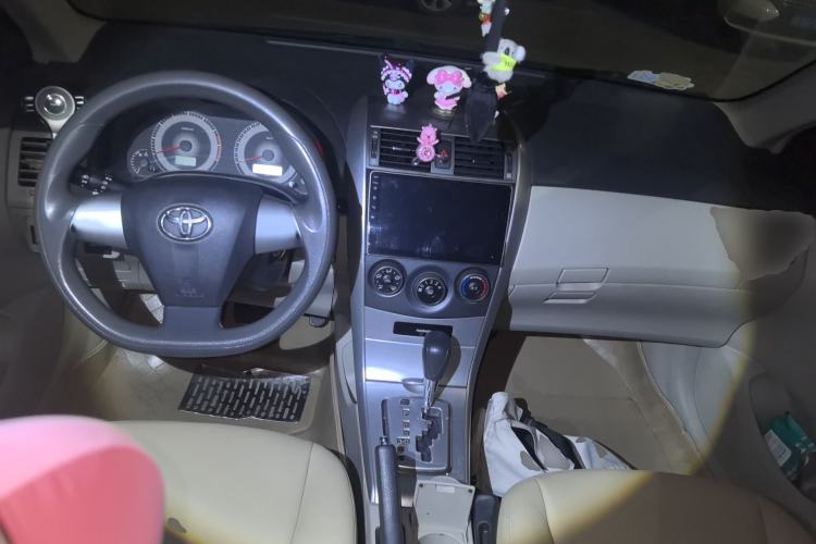 Used Toyota Corolla 2012 Luxurious Edition 1.6L Automatic GL Center Console