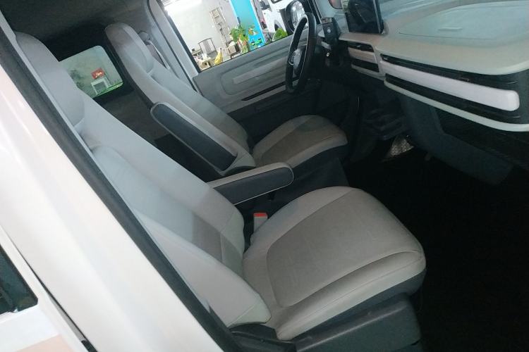 Used SAIC MAXUS Dana V1 2024 M1 Long-Wheelbase Low-Roof Passenger Version (64 kWh)
