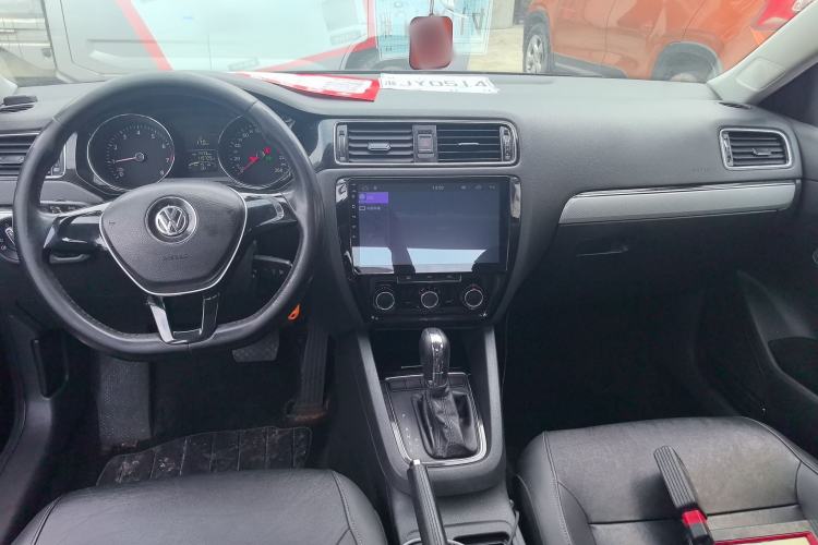 Used Volkswagen Sagitar 2015 1.6L Automatic Comfort Model Center Console