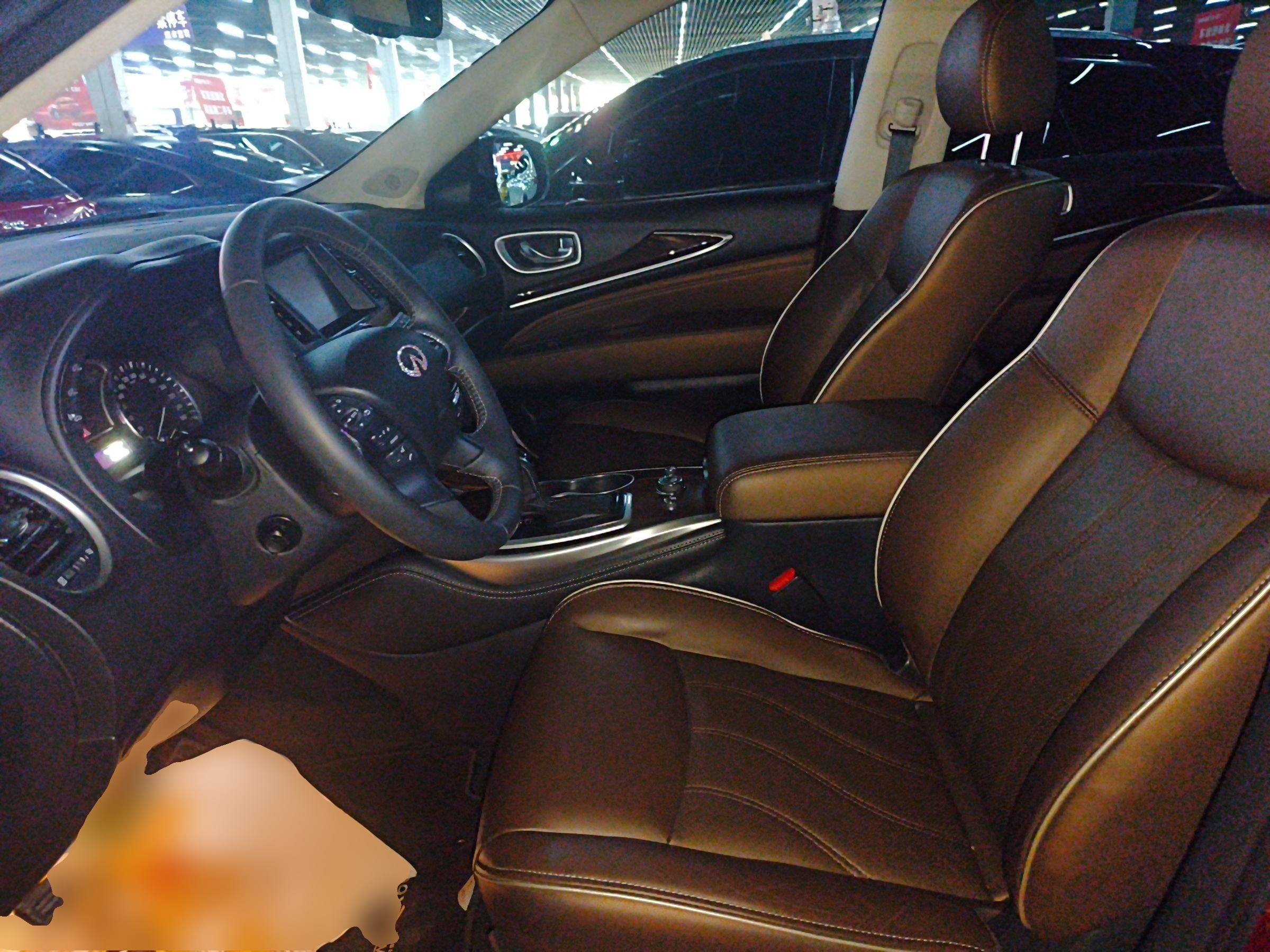 المقاعد الأمامية داخل السيارة