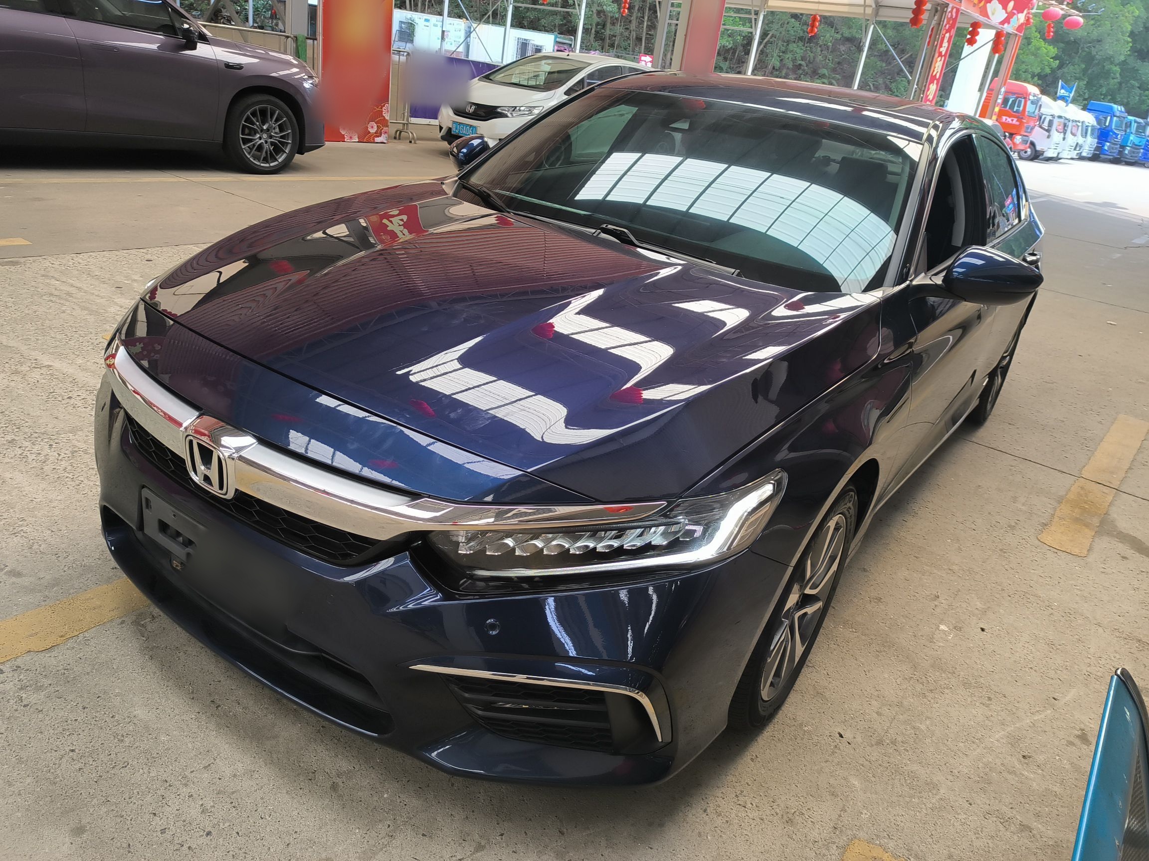 تحت مقدمة السيارة