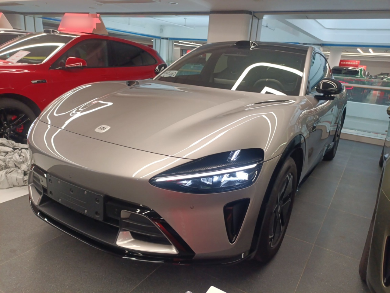 Под передней частью автомобиля