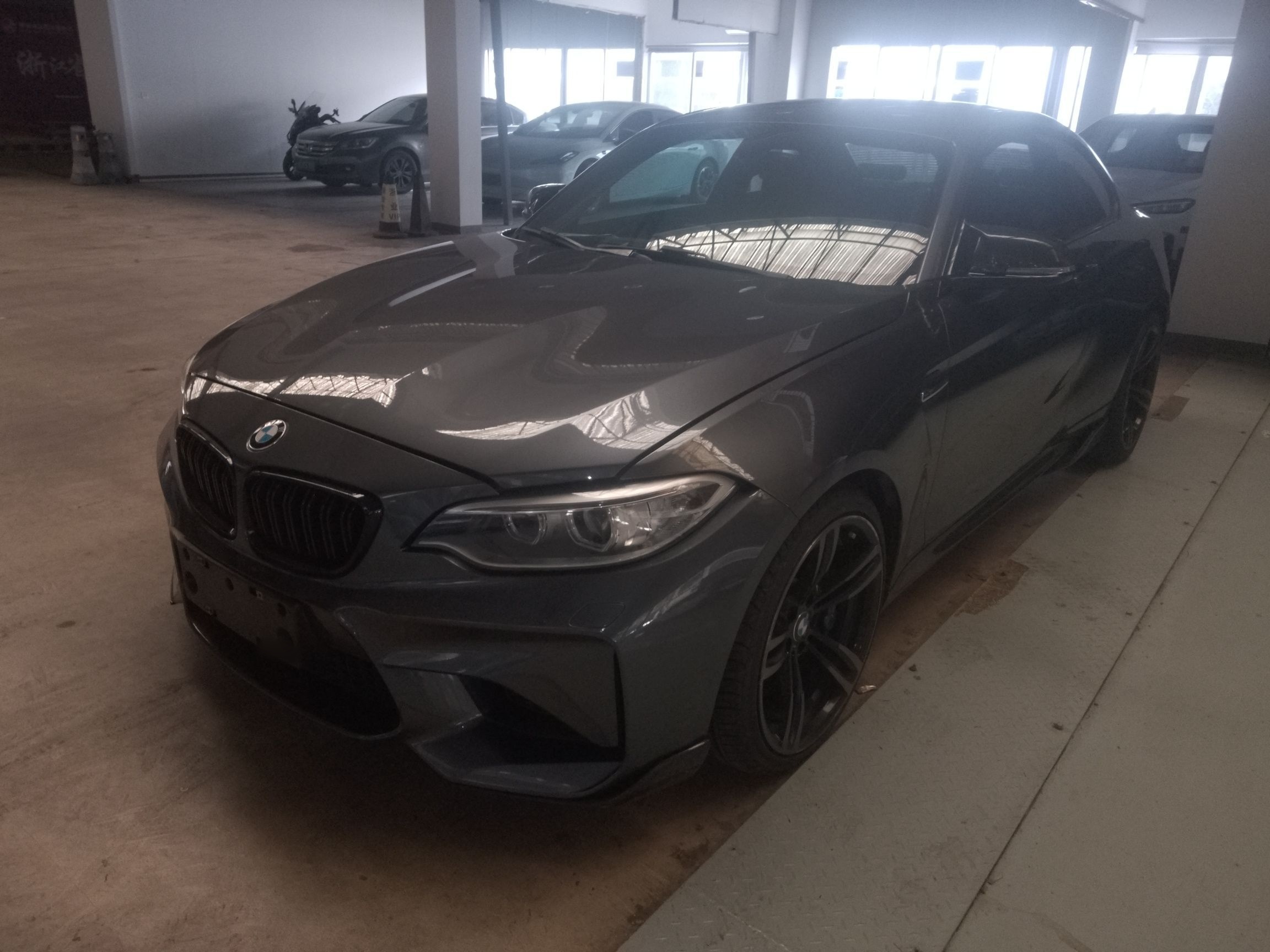 تحت مقدمة السيارة