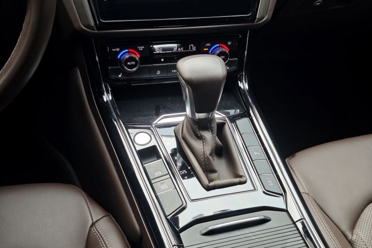 Used Volkswagen Phideon 2021 380TSI Luxury Edition Gear Lever