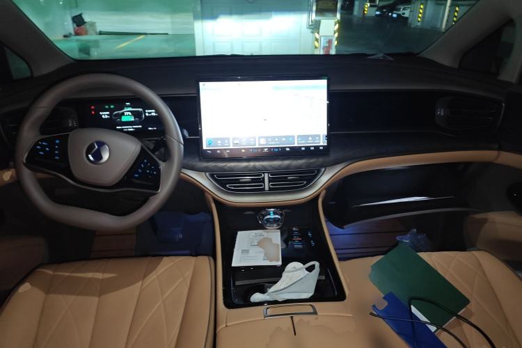 Used Denza D9 2023 DM-i 965 Luxury Model Center Console