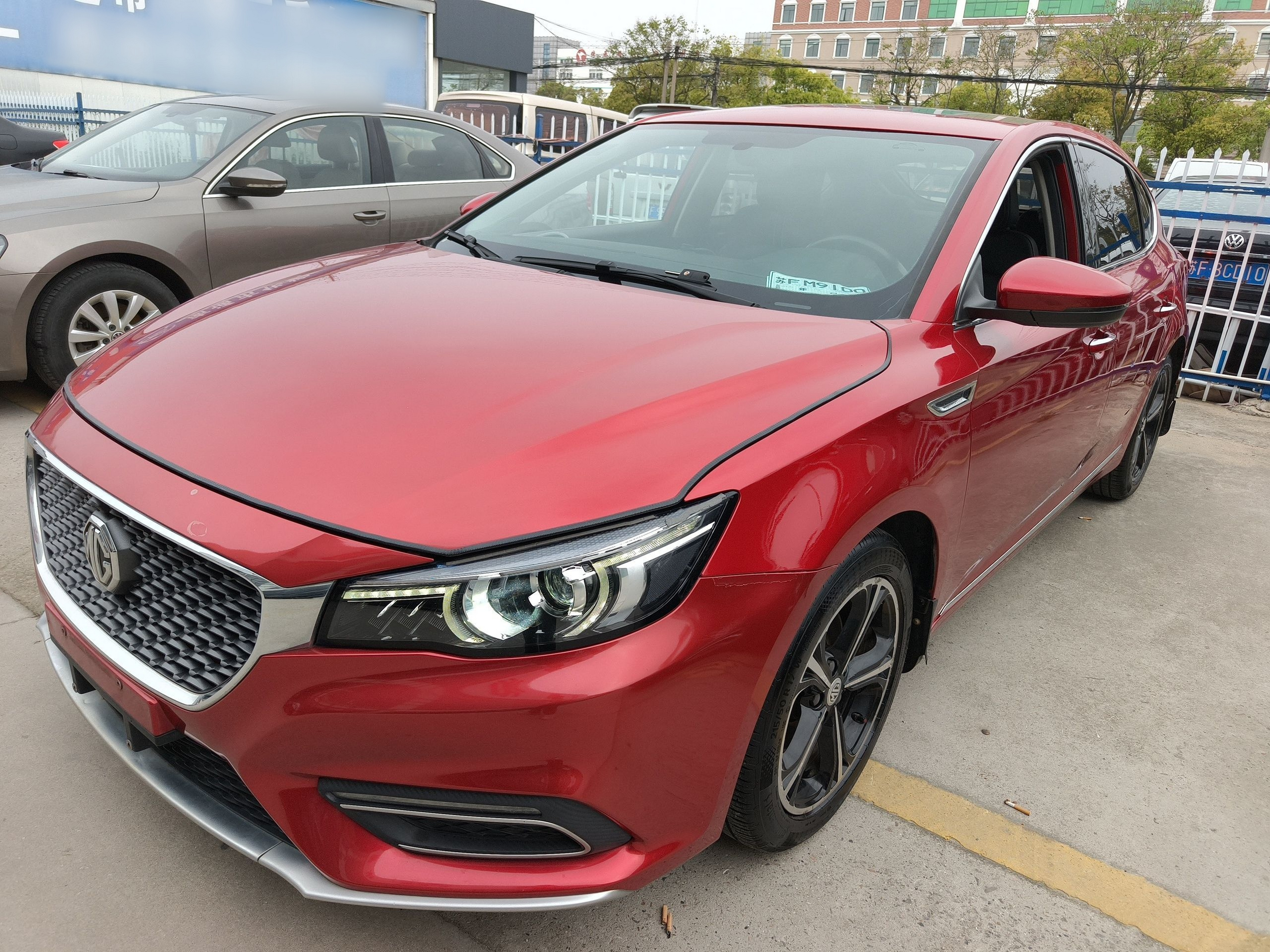 تحت مقدمة السيارة