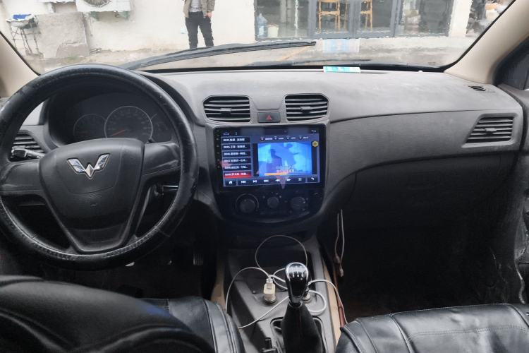 Used Wuling Hongguang 2014 1.2L Base Model China IV Center Console