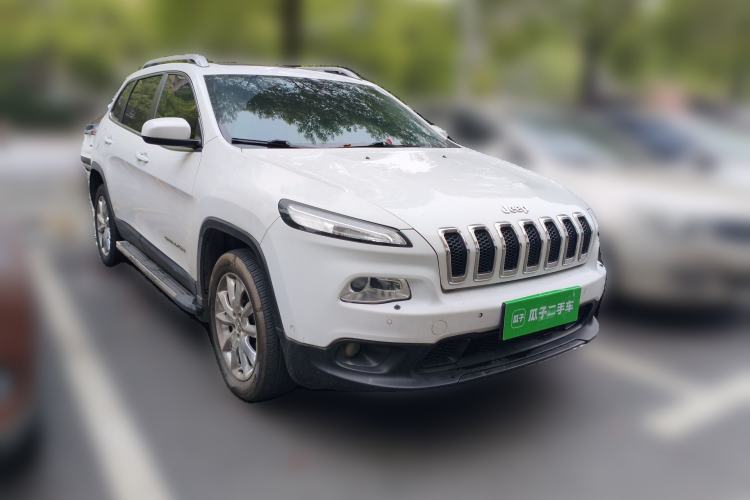 Used Jeep Cherokee 2014 2.4L Luxury Edition Front Right 45 Deg