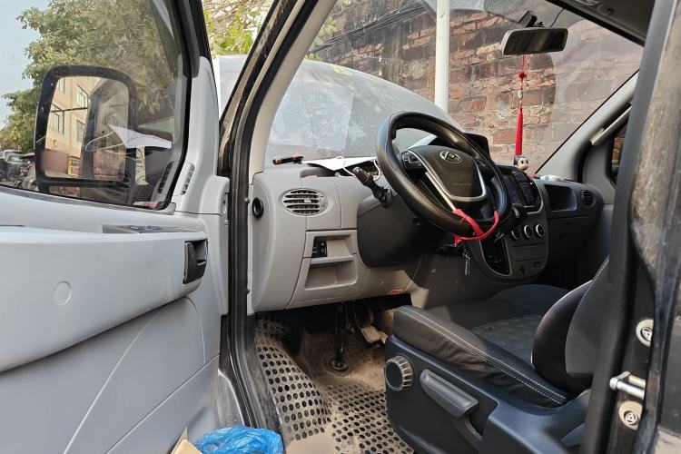 Used SAIC MAXUS Xintu V80 2021 2.0T AMT Classic Aoyuntong Short Wheelbase Mid-Roof 5/6-Seater
