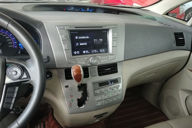 Used BYD M6 2015 2.4L Automatic Prestige Edition
