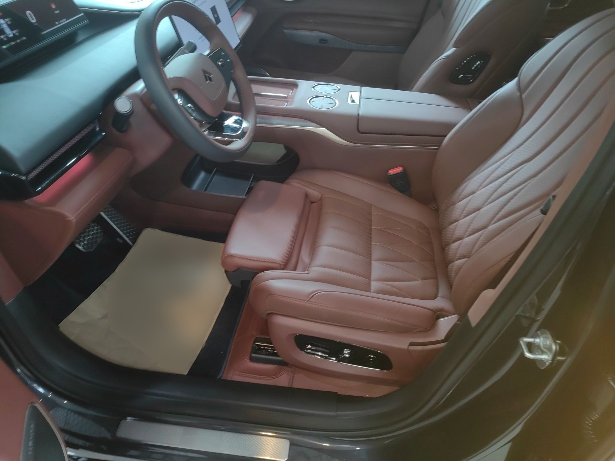 المقاعد الأمامية داخل السيارة